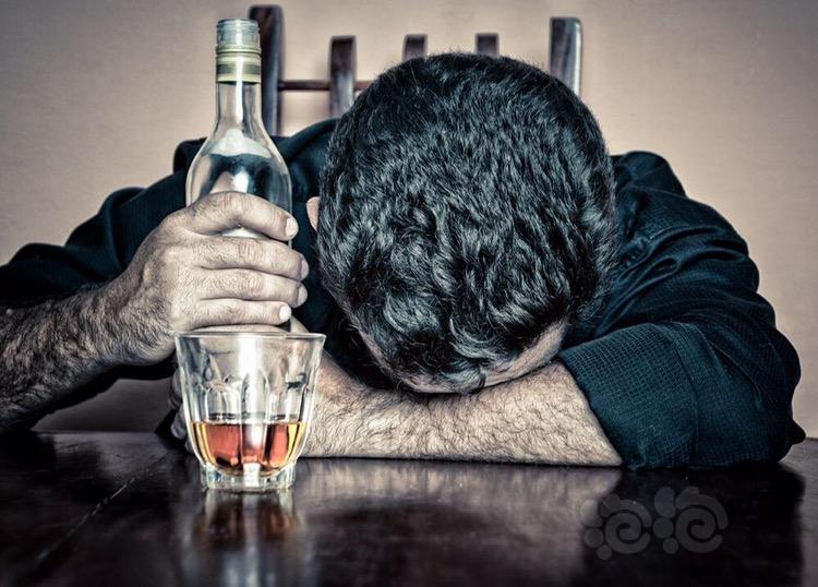 喝着喝着酒变颜色了