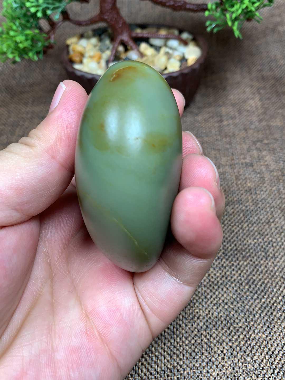 新疆和田沙枣青籽料一把抓手把件