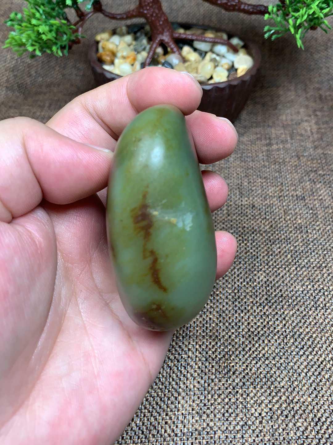 新疆和田沙枣青籽料一把抓手把件