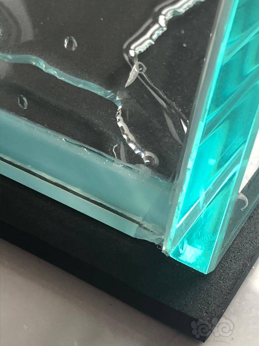 一个缺口,深处有2毫米吧,玻璃厚1厘米,影响使用吗?