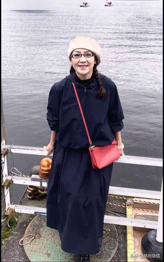 61岁的小鹿纯子戴上老花镜依然灵动欢脱