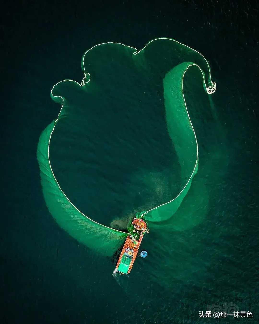 俯视渔船撒网，意想不到的美-图5