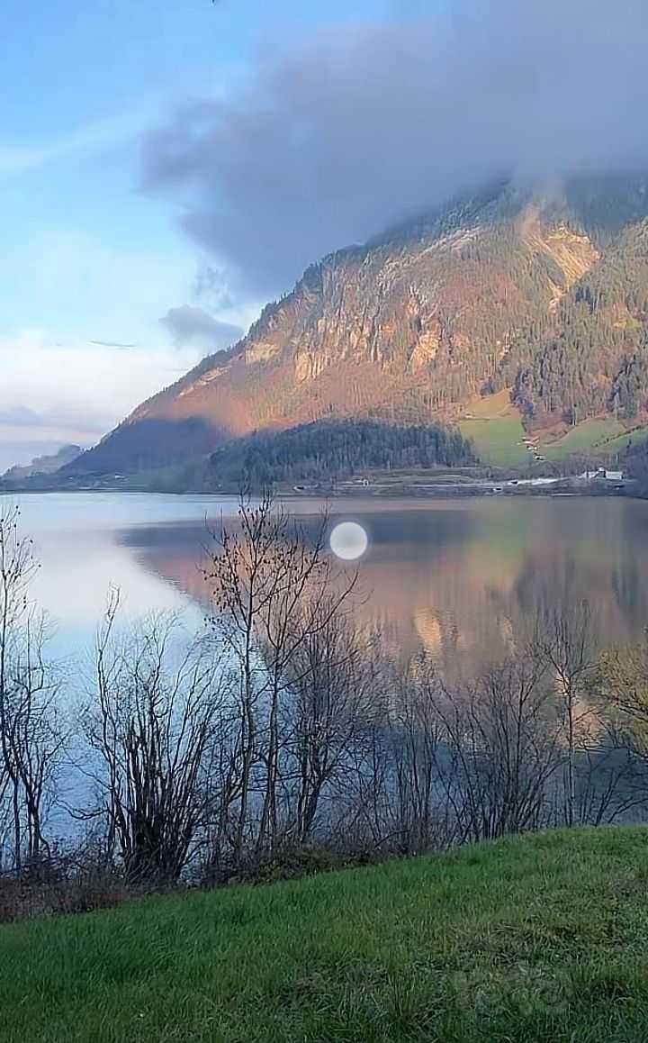 瑞士龙江湖-图1