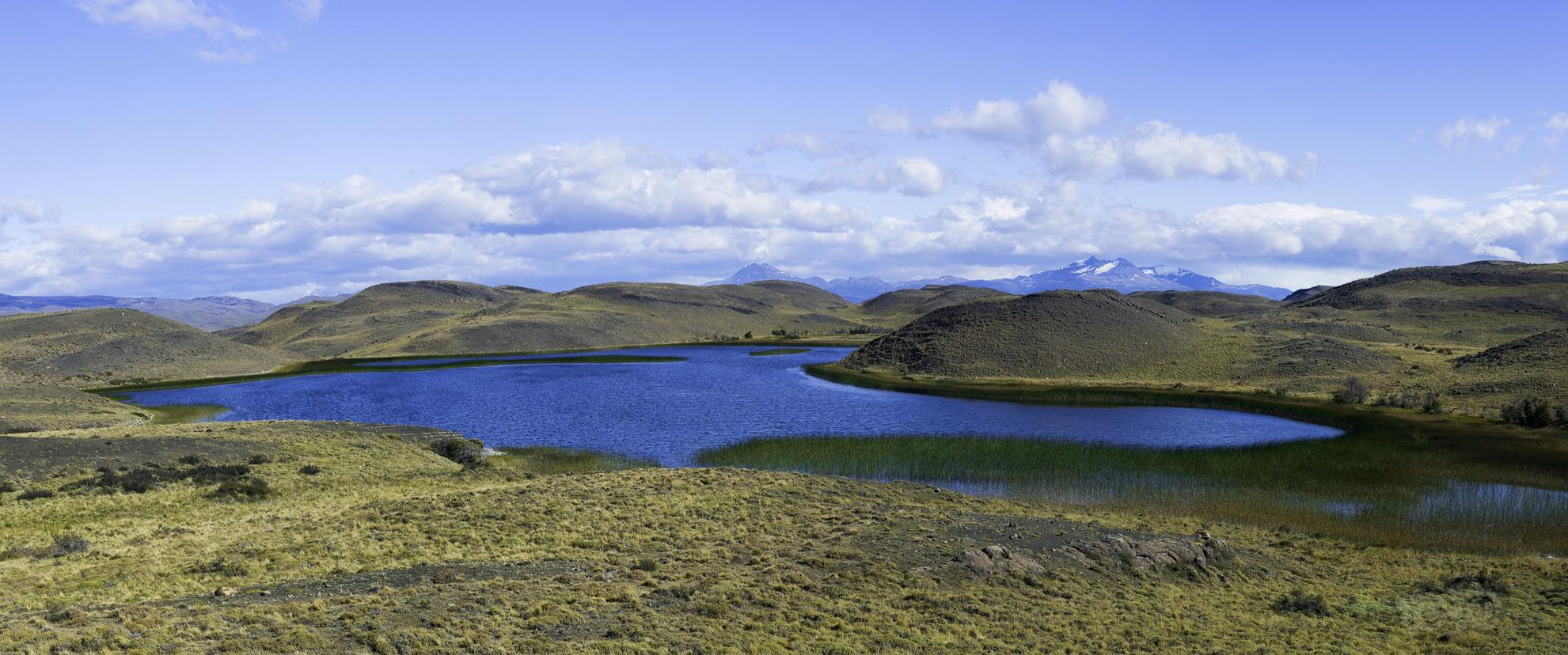 托雷斯德尔潘恩国家公园中湛蓝的湖泊-图1