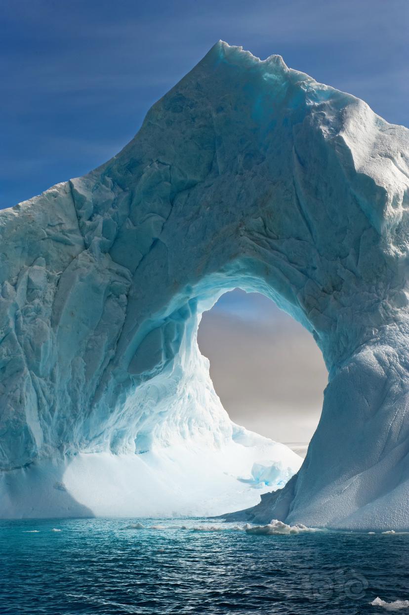 南极海峡上的天然拱门-图1