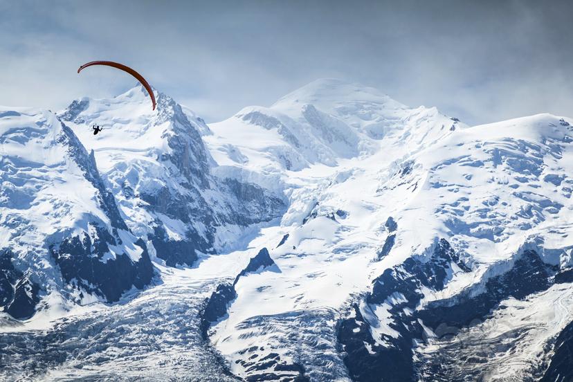勃朗峰上的滑翔伞-图1