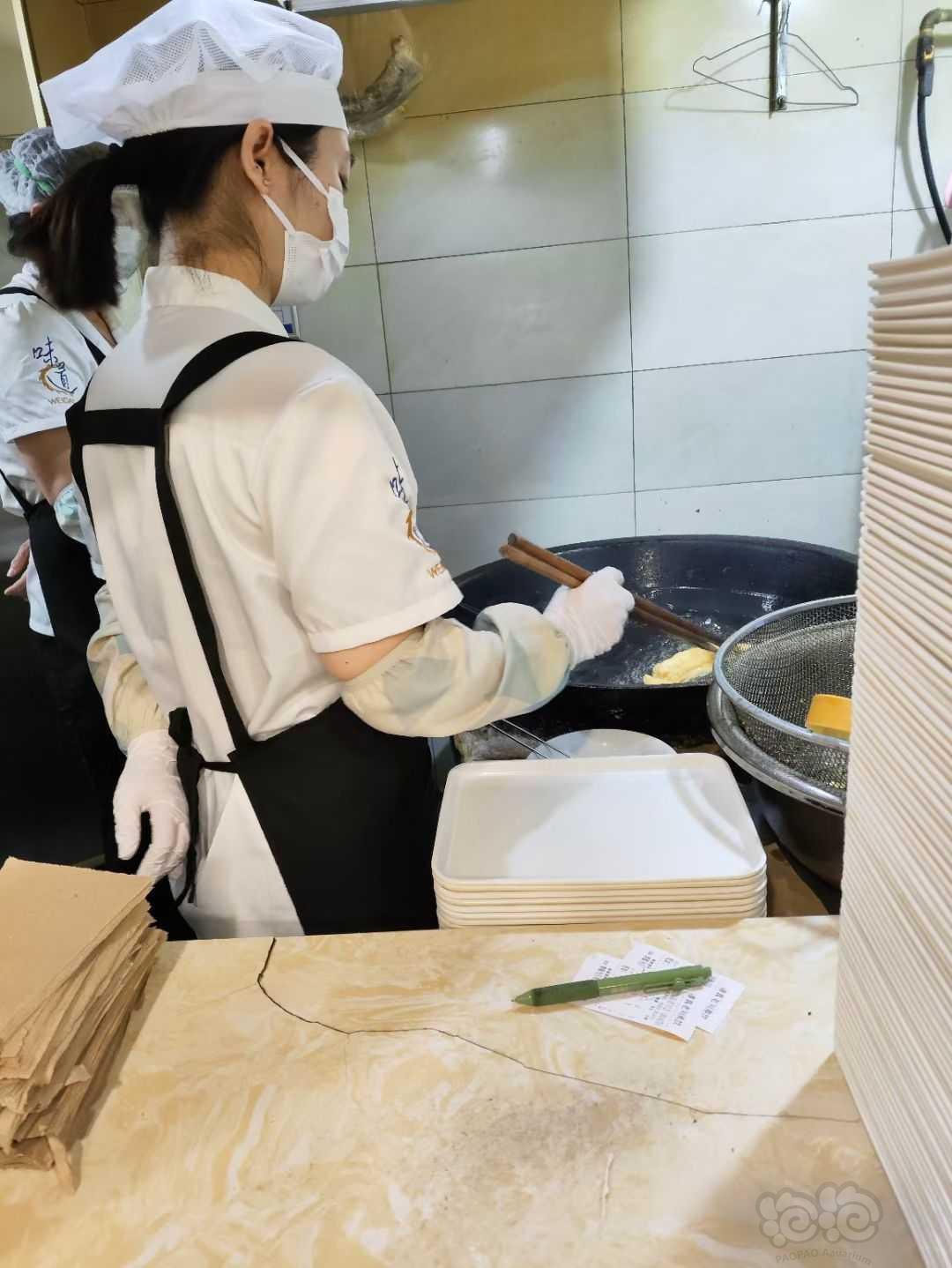 用长筷子的姑娘穿上工作服了……-图1
